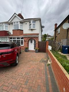 3 bedroom semi-detached house to rent, Greenford, UB6