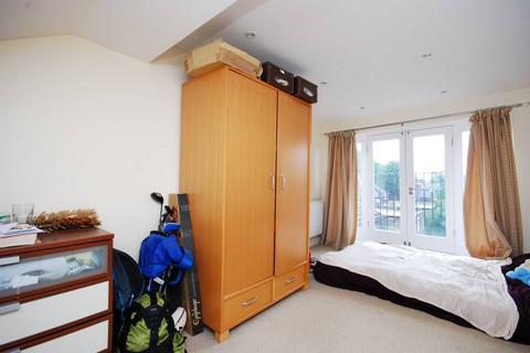 3 bedroom flat to rent, Avenue Road, Acton, London, W3