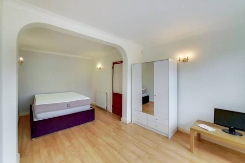 6 bedroom house to rent, Wood End Gardens, Northolt, UB5