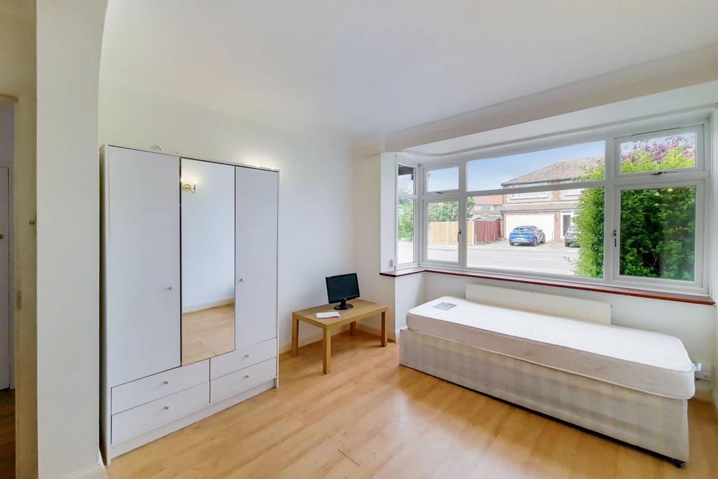 Wood End Gardens, Northolt, UB5 6 bed house to rent £3,500 pcm (£808 pw)
