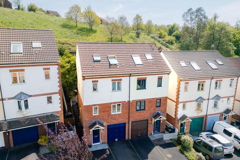 84 Queen Elizabeth Drive, Crediton, EX17 2EJ