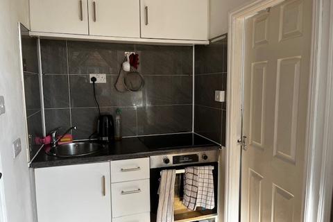 2 bedroom flat for sale, Central Road, Worcester Park KT4