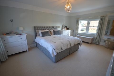 5 bedroom detached house to rent, Lower Pennington Lane, Pennington, Lymington, Hampshire, SO41