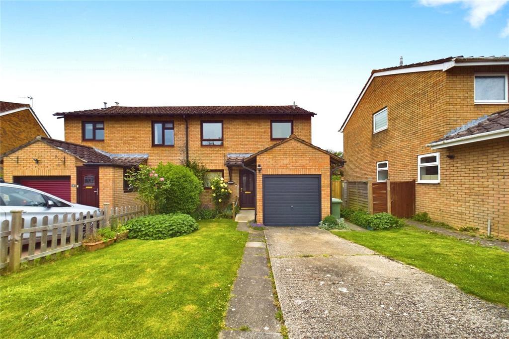 Minstead Close, Tadley, Hampshire, RG26 3 bed semidetached house to