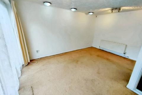 3 bedroom terraced house to rent, Highgate Close, Birmingham B12