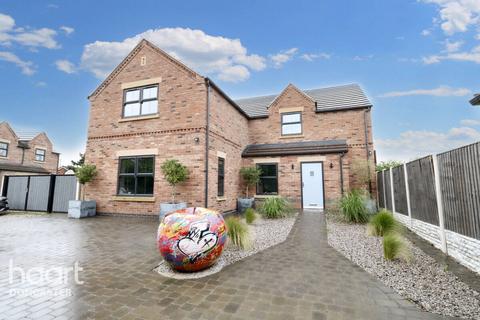 4 bedroom detached house for sale, Whiphill Lane, Armthorpe, Doncaster