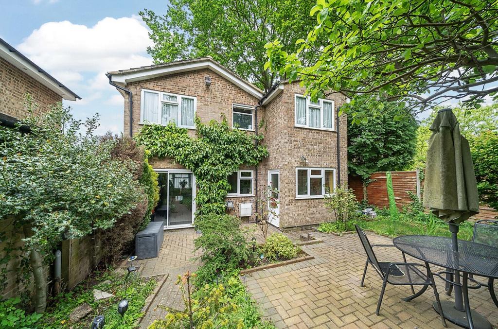 Yateley, Hampshire GU46 5 bed detached house for sale £595,000