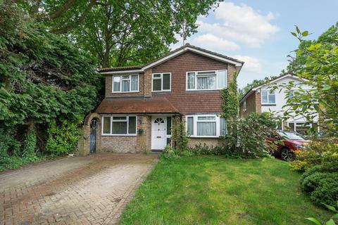 5 bedroom detached house for sale, Newlands Close, Hampshire GU46