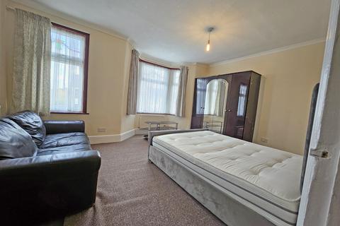 2 bedroom flat to rent, Mayfair Avenue, Ilford, Essex, IG1
