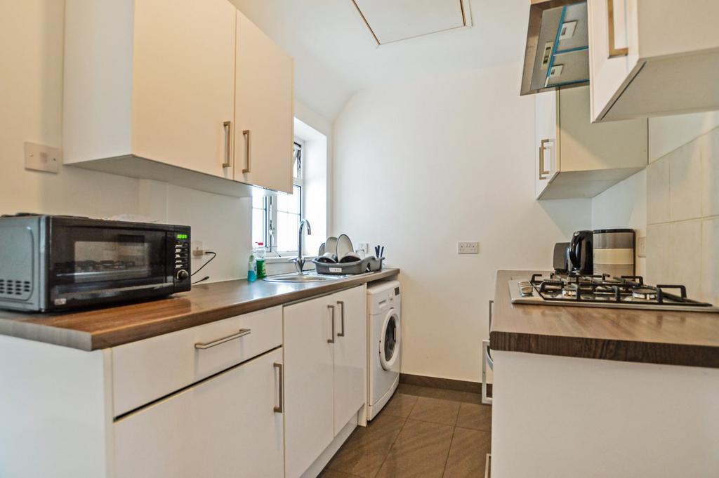 Birchwood Road, West Byfleet, Surrey... 1 bed apartment £1,000 pcm (£