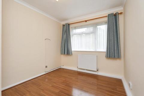 2 bedroom ground floor flat to rent, Hollingsworth Court, Surbiton KT6