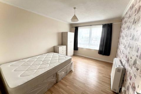 1 bedroom flat to rent, Loxford Road, IG11