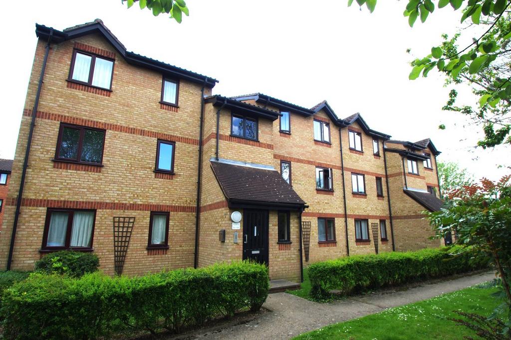 Courtlands Close, Watford, WD24 2 bed flat to rent £1,400 pcm (£323 pw)
