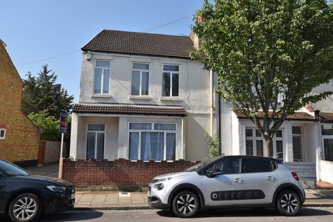 3 bedroom terraced house to rent, Kenlor Road, London, SW17