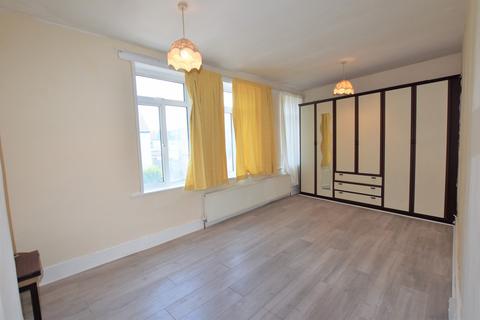 3 bedroom terraced house to rent, Kenlor Road, London, SW17