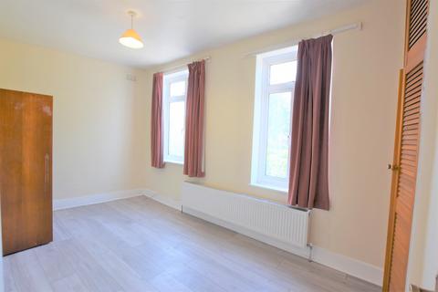 3 bedroom terraced house to rent, Kenlor Road, London, SW17