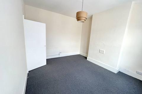 3 bedroom flat to rent, Macadam Street, Gateshead NE8