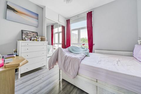 2 bedroom flat for sale, Lynton Road, Acton