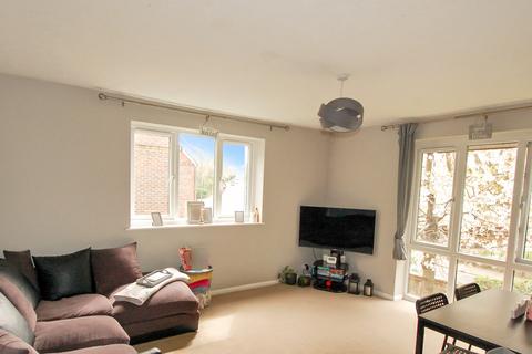 2 bedroom flat for sale, Tanyard Close, off Brighton Road, Horsham