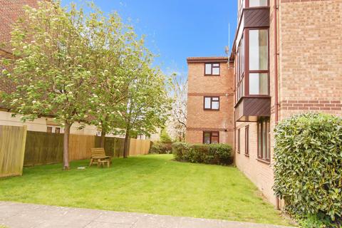 2 bedroom flat for sale, Tanyard Close, off Brighton Road, Horsham