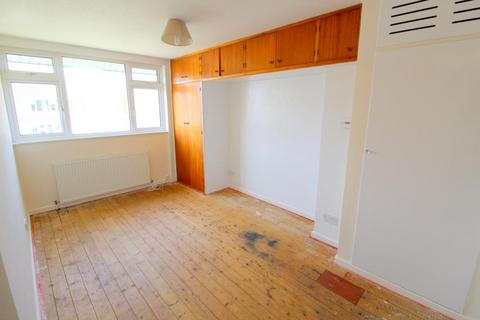 10 Ember Road, Slough, SL3 8ED