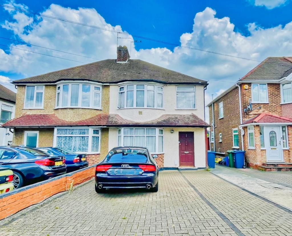 The Chase, Edgware 3 bed semidetached house £2,250 pcm (£519 pw)