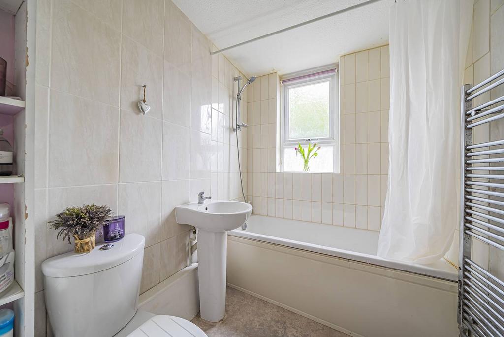 Thirlmere Gardens, Northwood, HA6 1 bed flat for sale £245,000