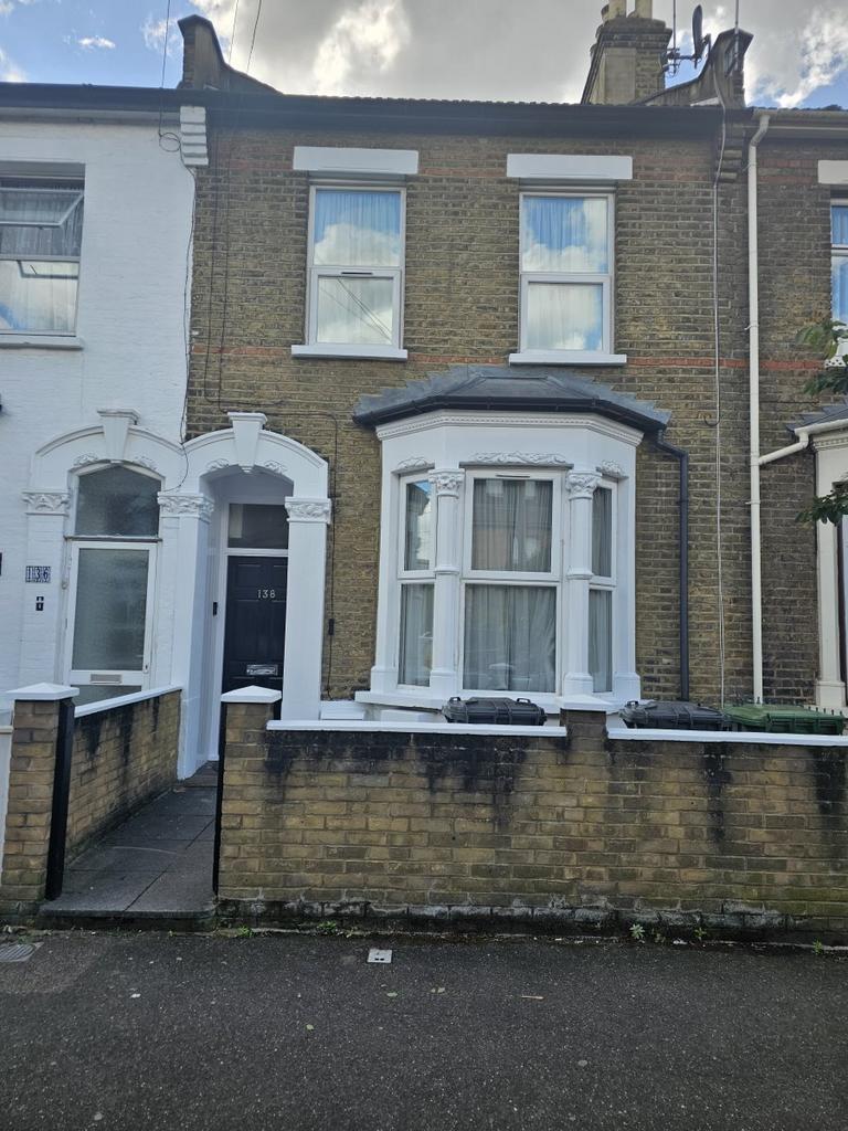 Langthorne Road, Leytonstone 3 bed flat to rent £2,000 pcm (£462 pw)