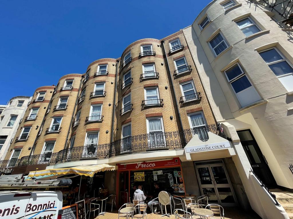Terminus Road, Eastbourne BN21 2 bed apartment - £1,200 pcm (£277 pw)