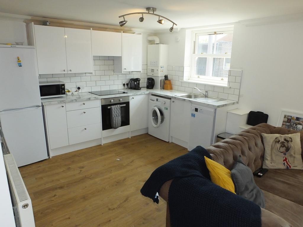 Bell Farm Lane, Uckfield TN22 2 bed apartment to rent £1,100 pcm (£