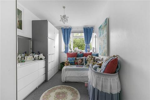 5 Fleetway, Egham, TW20 8UA