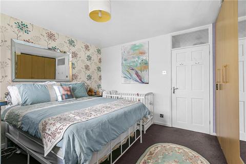 5 Fleetway, Egham, TW20 8UA