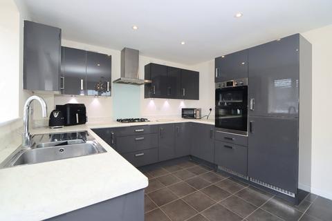 3 bedroom semi-detached house to rent, Crosbie Grove, Kidderminster, DY11