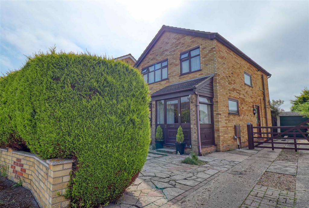 Great Clacton CO15 3 bed detached house for sale £300,000