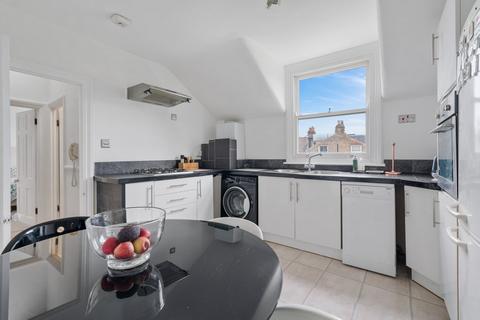 2 bedroom flat for sale, Lavender Gardens, London, SW11