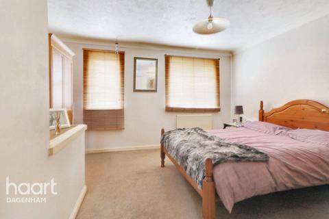 20 Stocker Gardens, Dagenham, RM9 4HL