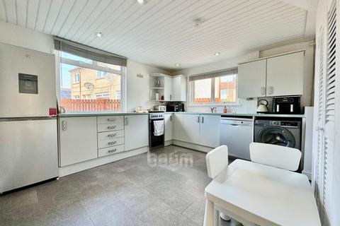 3 bedroom end of terrace house for sale, 18 Larch Terrace, Beith