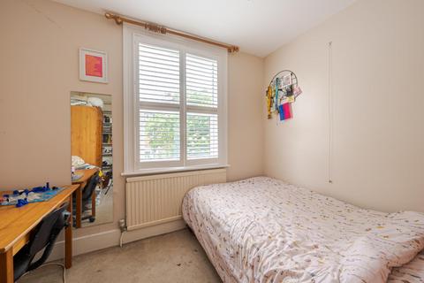 2 bedroom flat for sale, Elspeth Road, London SW11