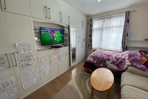 2 bedroom flat for sale, Victoria Road, Southall UB2
