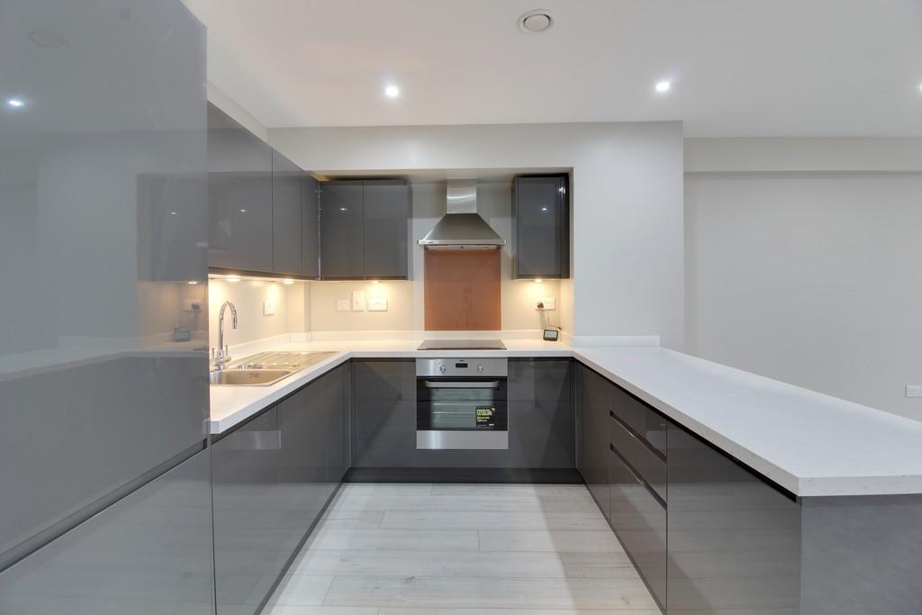 Beaumont Court, Southend SS2 2 bed apartment to rent £1,500 pcm (£346 pw)