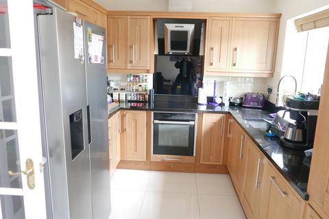 3 bedroom end of terrace house to rent, Farmers Close, East Taphouse