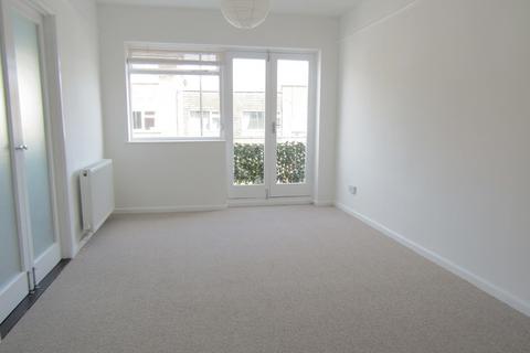 2 bedroom flat to rent, Connaught Avenue, Frinton-on-Sea CO13