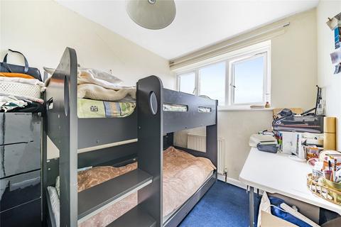 2 bedroom maisonette for sale, Devoke Way, Walton-On-Thames, Surrey, KT12