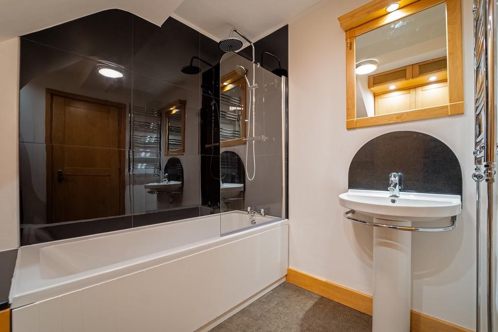 4-Bed Barn Conversion, Caughall - Bathroom