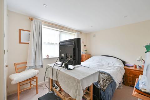 2 bedroom flat to rent, Rosebank Close, Twickenham, Teddington, TW11