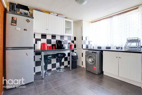 3 bedroom end of terrace house for sale, Saddleworth Square, Romford