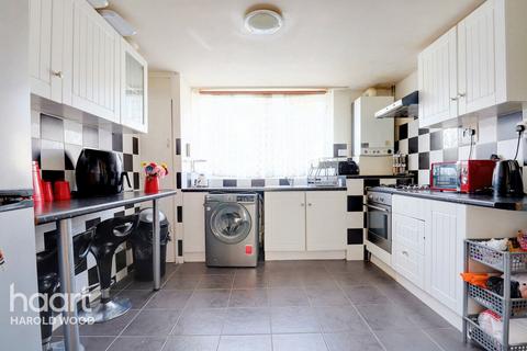 3 bedroom end of terrace house for sale, Saddleworth Square, Romford
