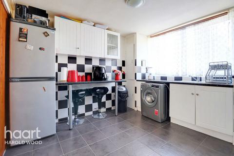 1 Saddleworth Square, Romford, RM3 8YX