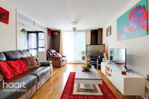 1 Saddleworth Square, Romford, RM3 8YX