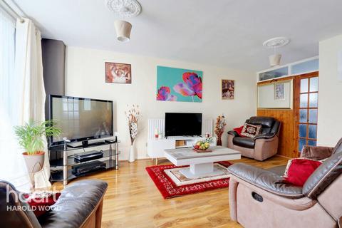 1 Saddleworth Square, Romford, RM3 8YX